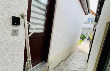 kleine ein Zimmer Wohnung mit Gartenanlage - Foto 2