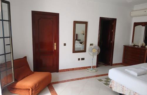 Spacious Garden Villa, private pool, huge grounds with orange trees - Foto 49