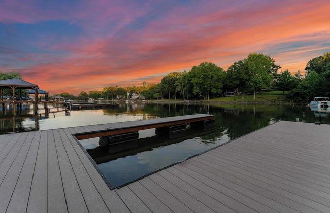 Black Bear Lodge by Avantstay Lakefront, Dock, Pool, Theater Sleeps 20+ - Foto 77