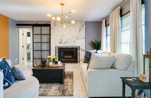 Lounge Area Office Fenced Yard Near It All - Photo 1