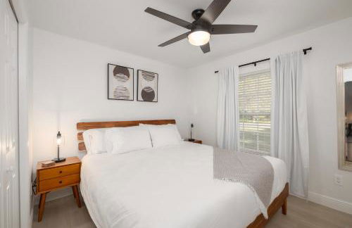 The Recharge - Springs , Tesla & EV Station , Pets - Foto 9