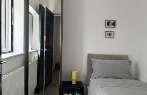 Home away Tamworth Staffordshire 4 Bedroom 3 Bathroom - Semi Detached House - Foto 61