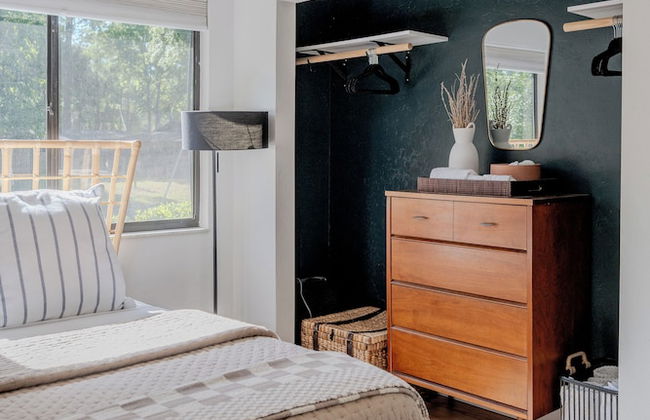 Quiet Convenient and Modern Haven - Photo 8