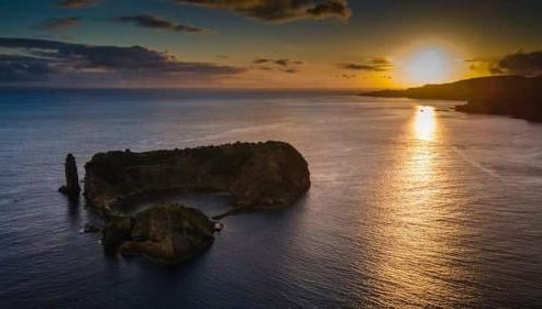 Blue And Gold Cozy Home - Photo 3