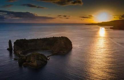 Blue And Gold Cozy Home - Photo 3