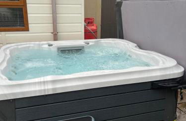 2 Bed Lodge Style Caravan with Hot Tub & Private Garden at Patrington Haven Leisure Park - Foto 8