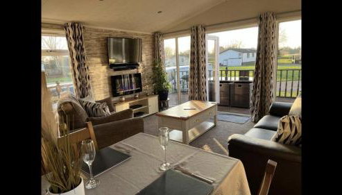 Bumblebee Lodge - Photo 2