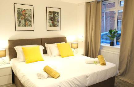 Lovely 2 Bed Apartment w Garden near Northampton - Photo 1