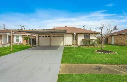 Covered Back Patio Covered Parking Game Room WIFI Smart TV's every room Washer & Dryer - Foto 22