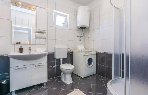 Gorgeous Home In Nadin With Wifi - Photo 41