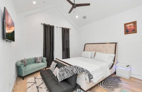 Tranquil Downtown Escape with Backyard - Photo 43