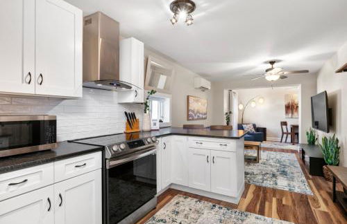 Modern & Cozy on Private Lane, Minutes to Airport - Foto 23