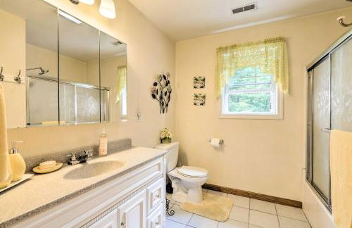 Granby Home with Deck Less Than half Mi to Aldrich Lake! - Foto 23