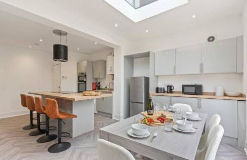 Beautiful House - Sleeps up to 7 - Free Parking, Fast Wifi and Smart TV by Yoko Property - Foto 5