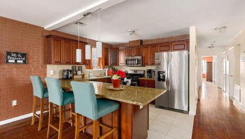 Newark Gem Ruby 3BR, 3BA - Sleeps 14 - Walk to Prudential Center and Newark Penn Station, Near EWR and American Dream Mall, includes Parking - WiFi - Laundry - Backyard - Gym - Foto 3, stove, dishwasher, pet friendly, toaster