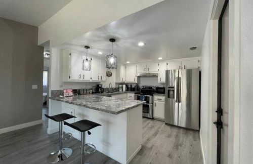 Entire Modern House with King bed & 65inTV - Foto 1