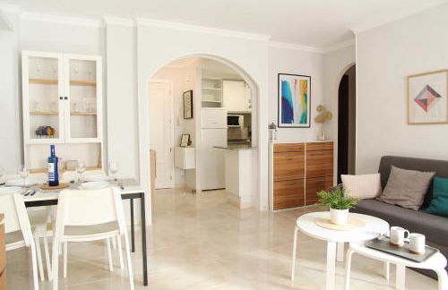 La Perla Apartment, Paradis Park, La Pineda - Ático 1ª línea - Solarium - WiFi - Piscina - Foto 2