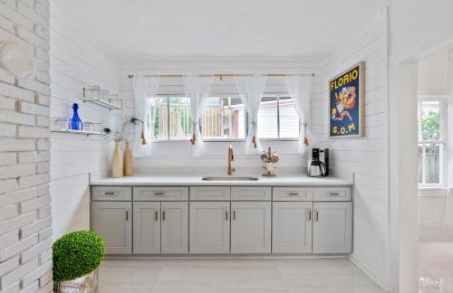 Coco's Cozy Cabana - Hot Tub Walk to Downtown - Foto 14