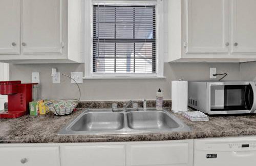 Glamorous 3BR 2BA house w/ large fenced backyard - Foto 38