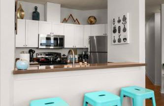 Chic 2BR • King Beds • Huge Patio • 95 Walk Score! - Foto 36