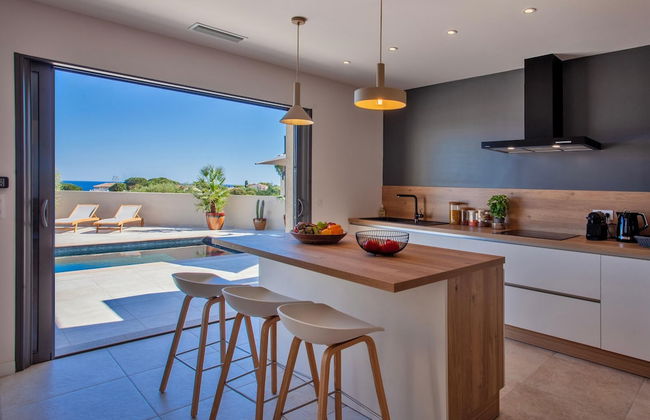 Superb Villa With Pool and sea View - Photo 8