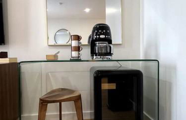 King Bed, Fiber Internet, Heart of Bangor, 50 Roku TV, Room # 208 - Foto 6