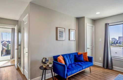 Luxury Downtown Home w Rooftop Deck in the Skyline - Photo 53