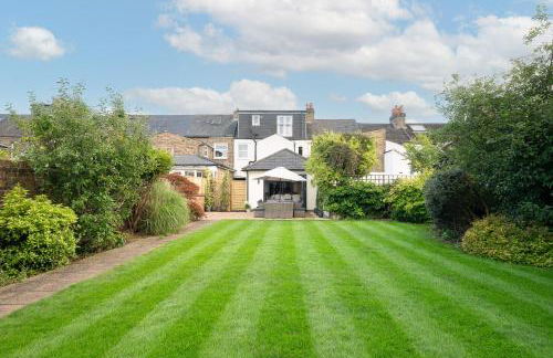 Luxury Family Home in Central Windsor with Large Garden, Games Room, Office, Parking & Pet-Friendly - Photo 1