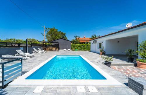 Villa Pavicini - with heated pool - Photo 26