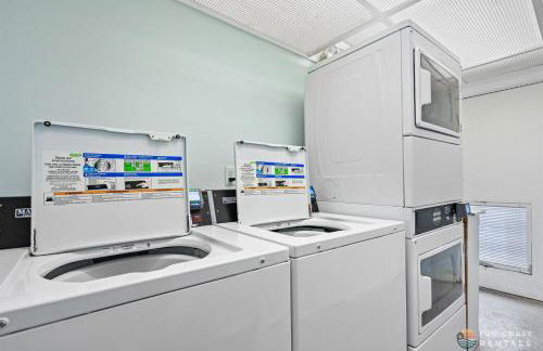 Ocean View Balcony just STEPS to the Beach with Pool, Parking and Wi-Fi! - Foto 28