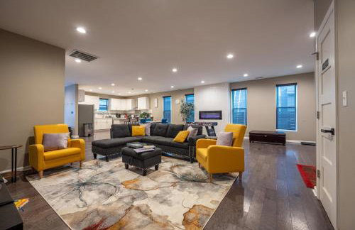 Near Downtown-2 En-Suites - Garage - Sleeps 9 - Foto 1