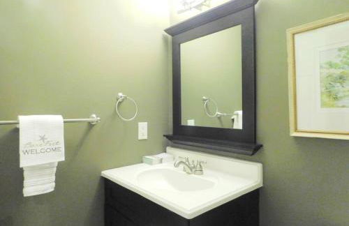 Q4 Professionally decorated upstairs beautiful soothing colors close to back pool - Foto 29