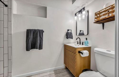 NEW! Modern Retreat Near CLE-Game Room-Renovated - Foto 33