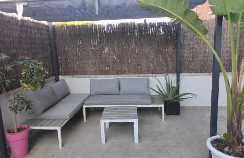 Near beaches large private patio, aircon & community pool - Foto 4