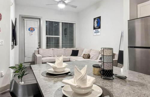 Stunning Lake Views | DART Train | Gym & Pool - Foto 13