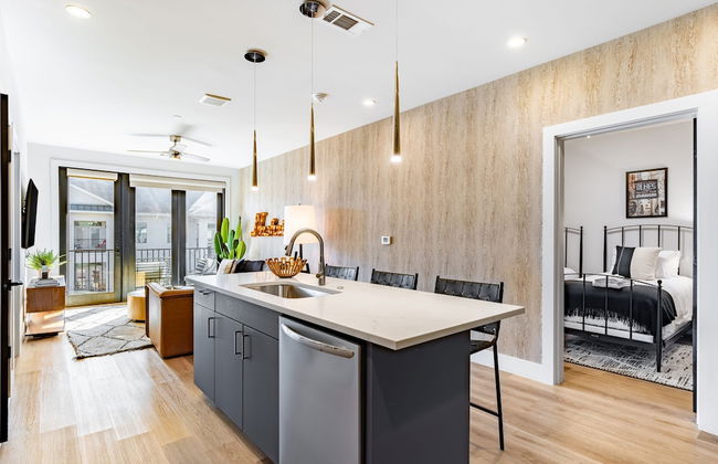 Prime Walkable Midtown Location Pool Gym Outlaw s Den by Avantstay - Foto 11