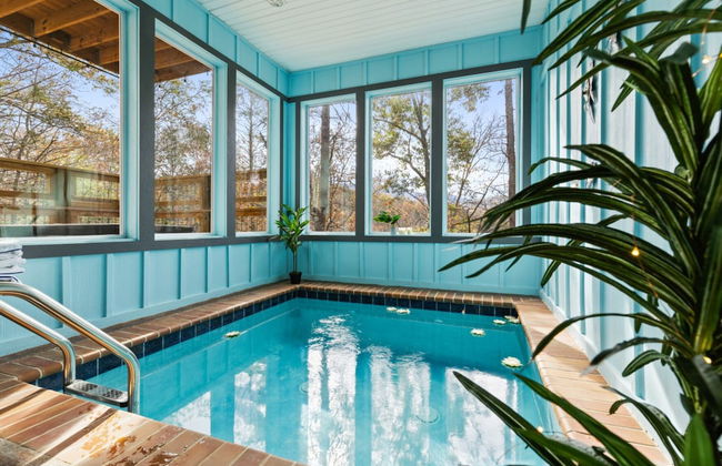 Romantic Cabin Retreat By Ghosal Luxury Lodging - Photo 18