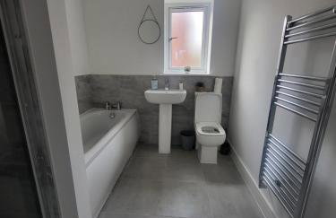Modern 3-Bed House in Rotherham, WiFi, Garden & Free Parking - Foto 6