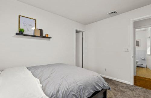 New England Nest - Modern 2BR Home with EV Charger - Foto 29