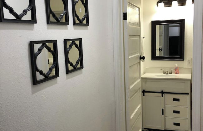 Downtown View Cozy 2br/1ba Home Sleeps 8 - Photo 12