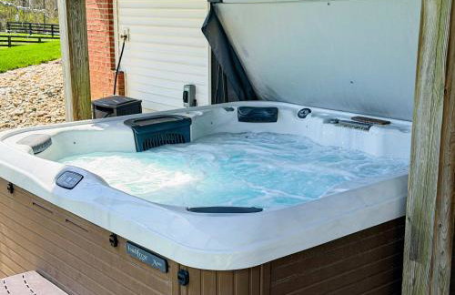 Country Home with Hot Tub Fire Pit for 10 Guests - Photo 2