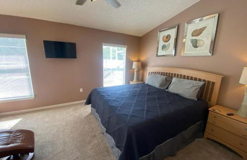 3 Bedroom Villa with Poolside Cinema and Games Room Close to theme Parks sleeps 6 - Photo 7