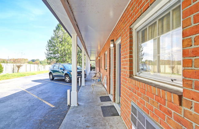 Hotel O Relax Inn Lewisburg near I-64 - Photo 2