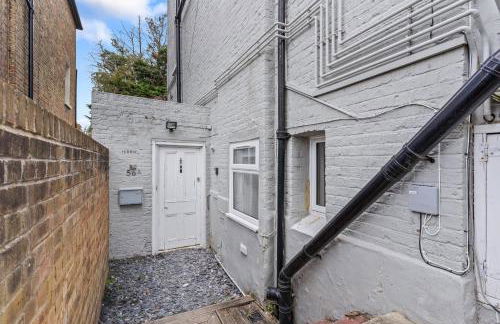 Charming 2-Bed Flat with Garden in London - Foto 29