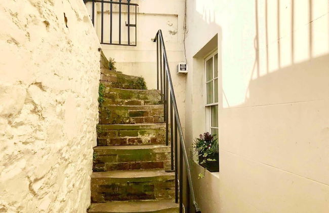 Beachfront Apartment With Woodburner & Courtyard - Photo 12