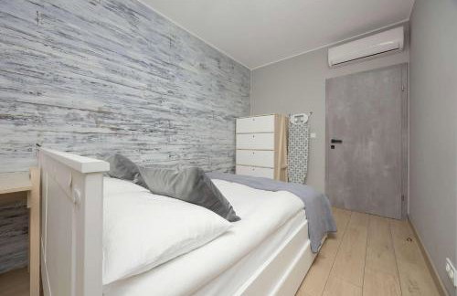 Metro Wola Apartment with Parking & AC next to Warsaw Rising Museum by Noclegi Renters - Foto 17