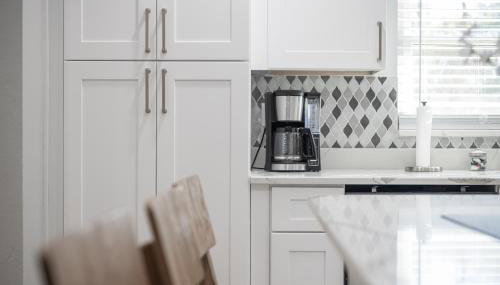 Wood Circle House - Dog Friendly with Fenced in Backyard - Foto 5, stove