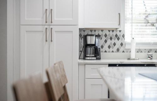 Wood Circle House - Dog Friendly with Fenced in Backyard - Foto 5