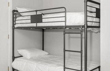 Entire 2nd and 3rd level of Spacious Historic Home - Foto 35