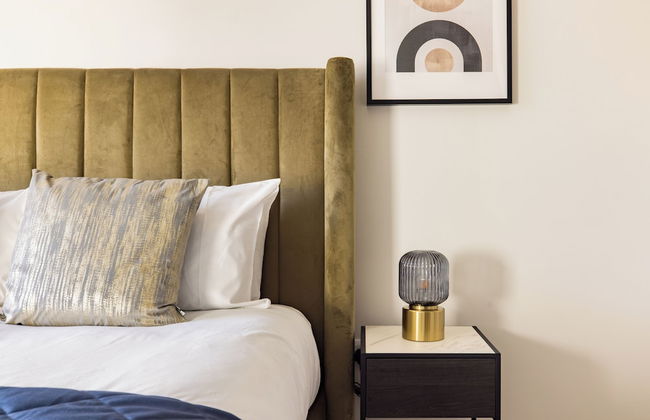 Leeds Centre by Charles Hope - Photo 4